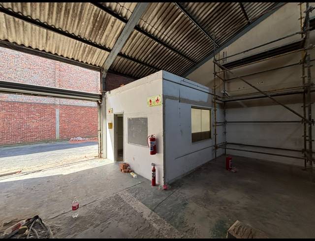 210M² WAREHOUSE TO LET IN EPPING INDUSTRIAL